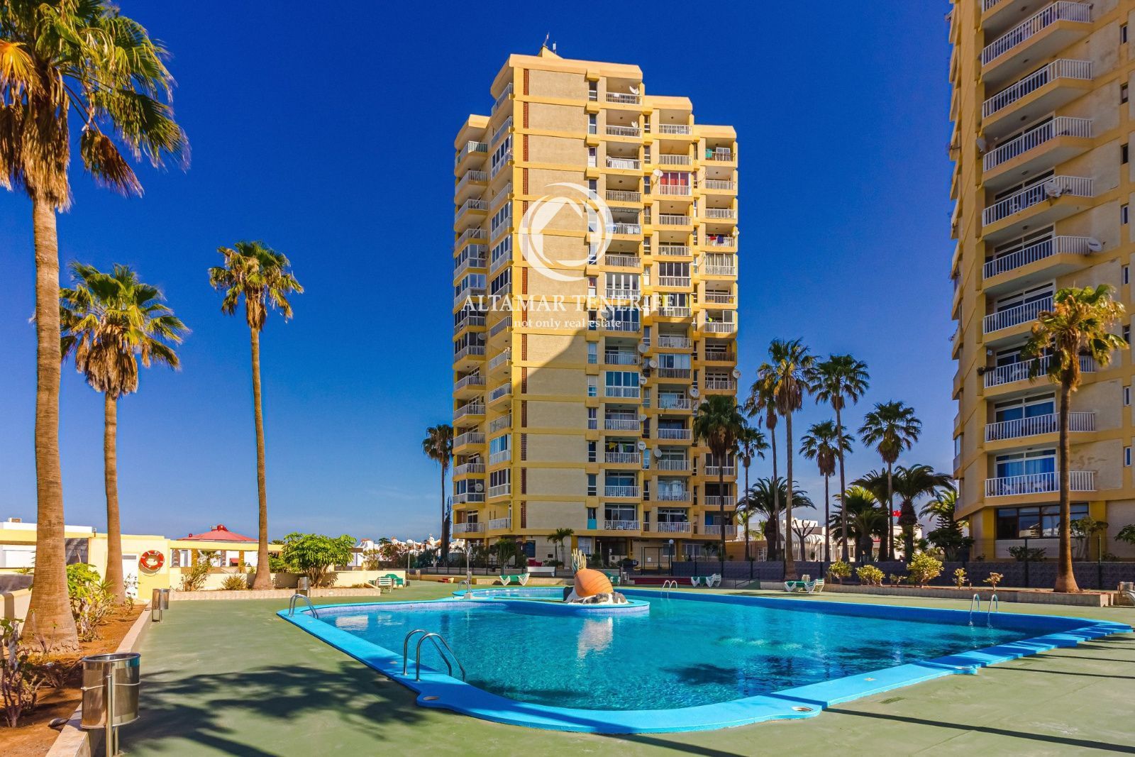 Vista exterior de Apartamento en venta en Arona con Terraza, Piscina y Amueblado