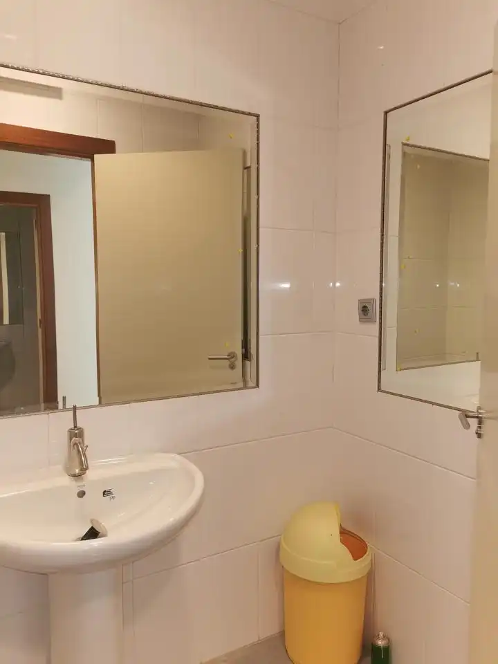 Badezimmer von Fabrikhallen zum Verkauf in Valtierra