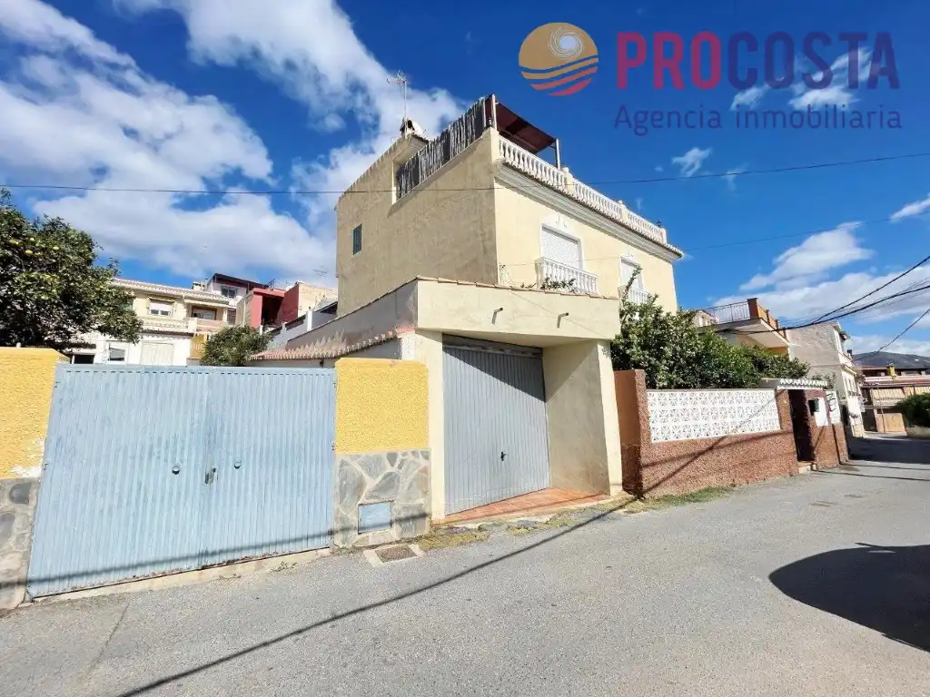 Vista exterior de Casa adosada en venta en Almuñécar con Terraza