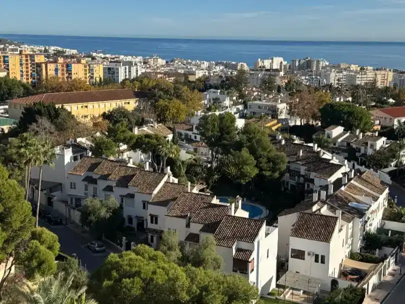 Vista exterior de Pis en venda en Marbella amb Piscina i Balcó
