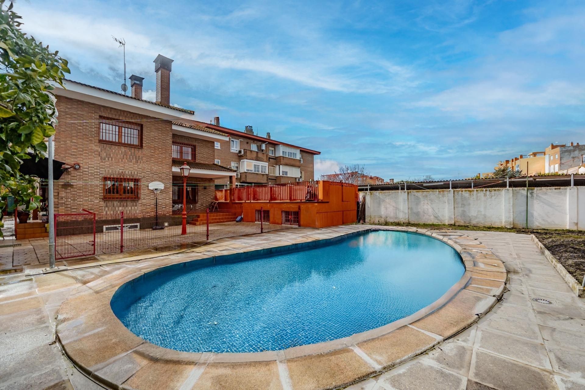 Swimming pool of House or chalet for sale in  Madrid Capital  with Private garden, Terrace and Storage room