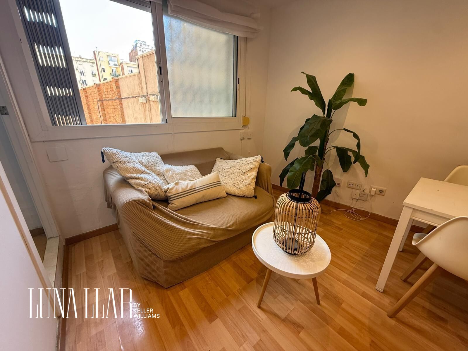 Sala d'estar de Pis en venda en  Barcelona Capital amb Parquet