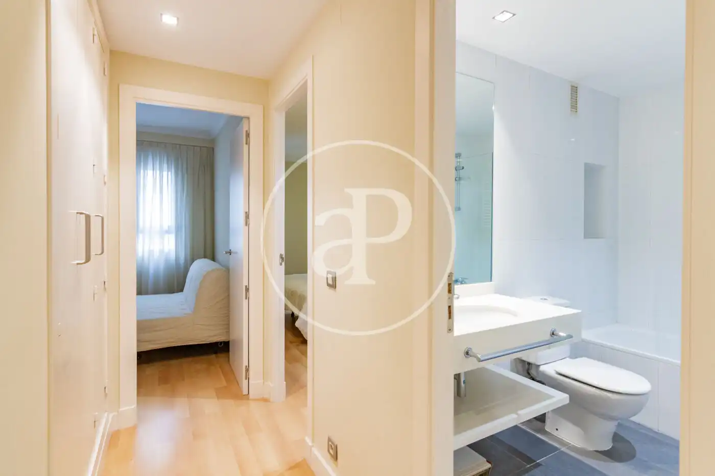 Schlafzimmer von Wohnung zur Miete in Madrid mit Klimaanlage, Heizung und Möbliert