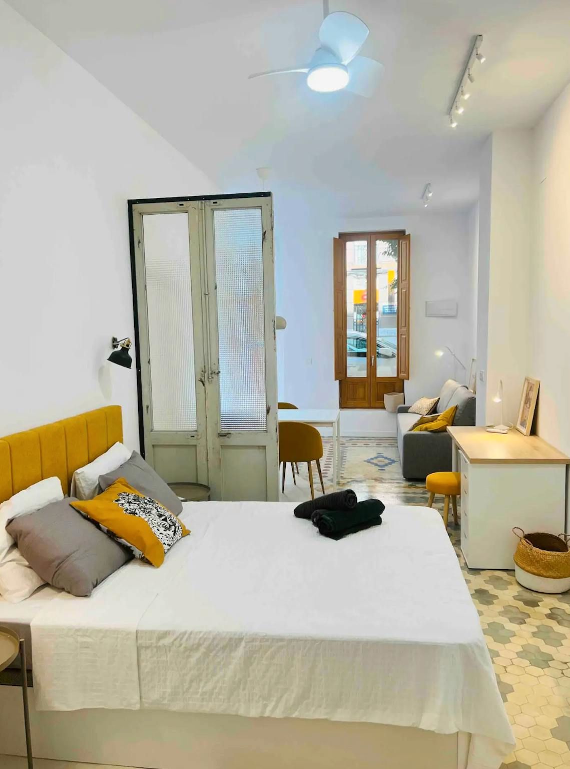 Habitación de Piso de alquiler en  Valencia Capital con Jardín privado, Amueblado y Lavadora