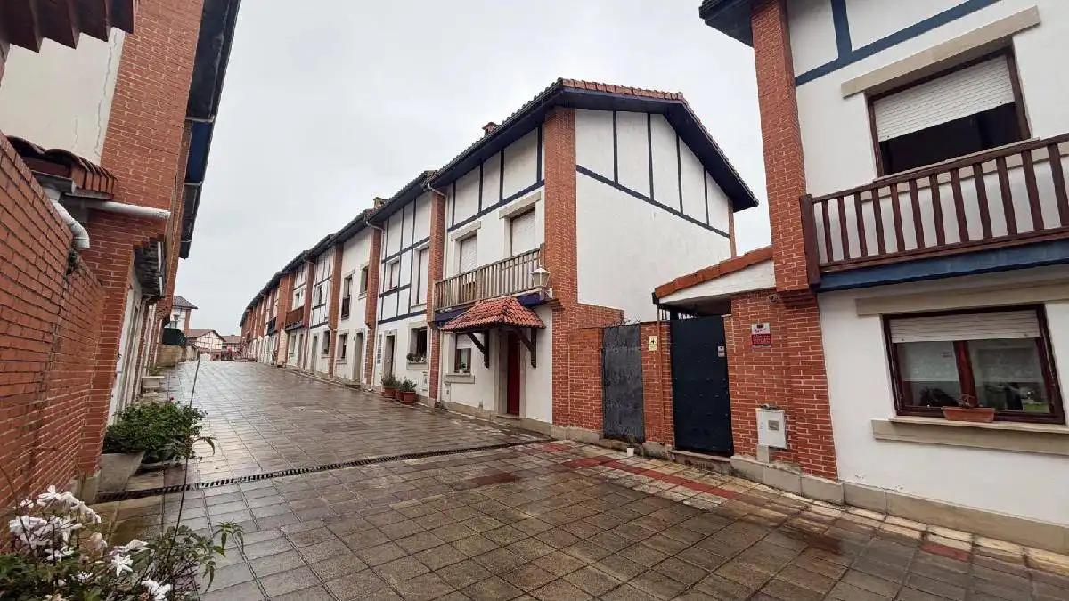 Vista exterior de Casa o xalet en venda en Castro-Urdiales amb Calefacció, Jardí privat i Terrassa
