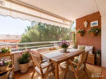 Appartamento con piscina in vendita a Calle Urgell