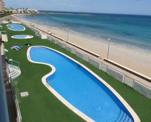 Piscina de Apartament en venda en La Manga del Mar Menor amb Aire condicionat, Calefacció i Jardí privat