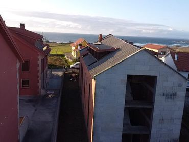 Pis d'obra nova amb balcó en venda a Corrubedo