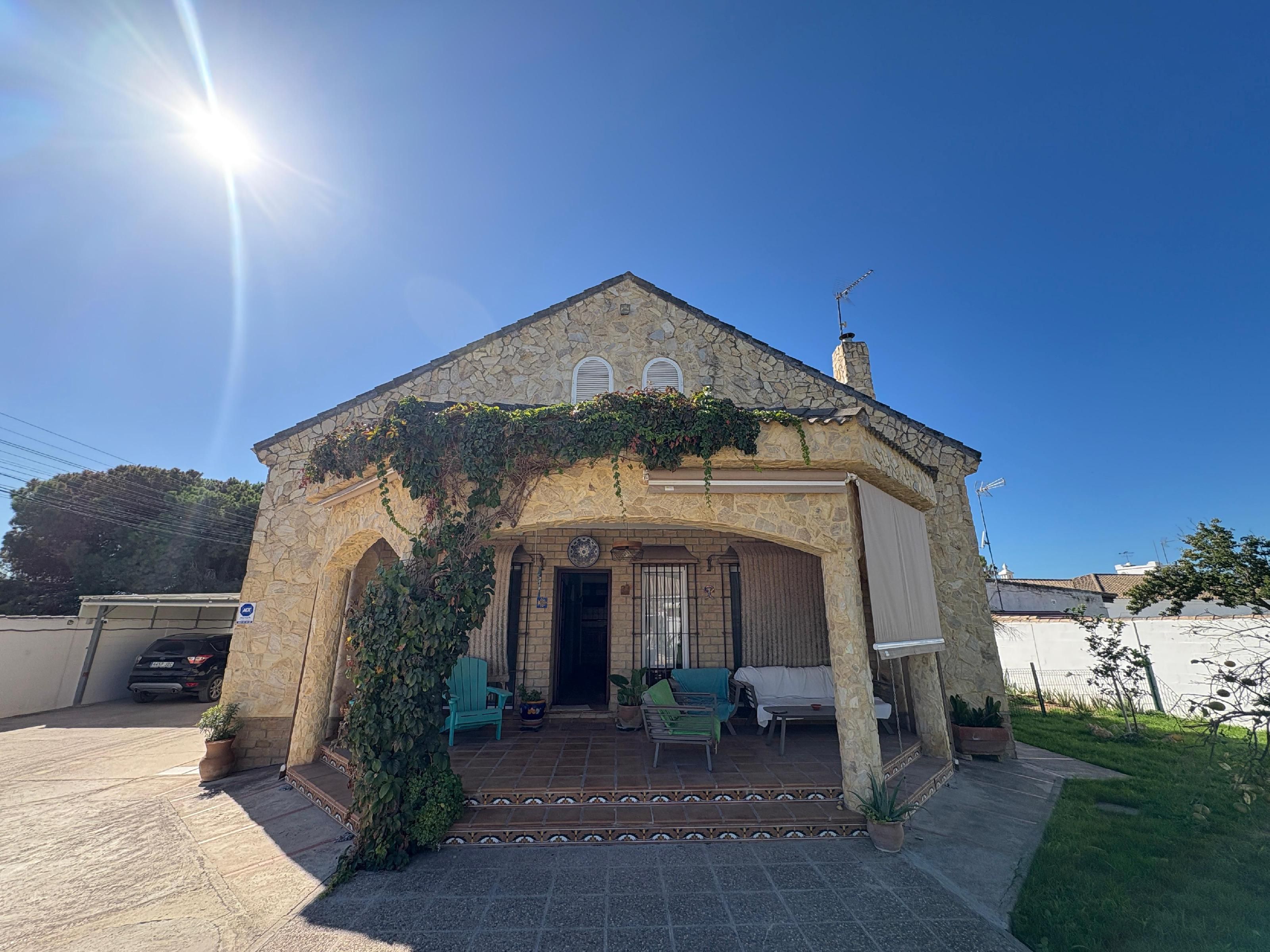 Vista exterior de Casa o xalet en venda en Chiclana de la Frontera amb Jardí privat, Traster i Piscina