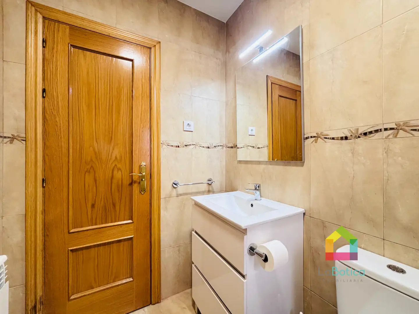 Bathroom of Flat for sale in Ajofrín  with Oven and Washing machine