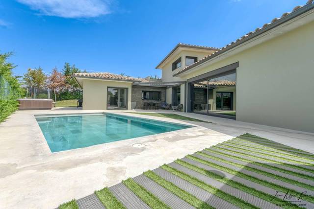 Casa-chalet en Venta en Navata