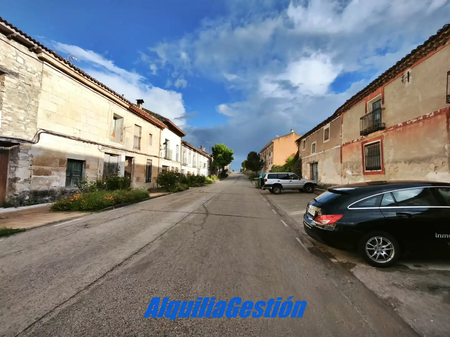 Vista exterior de Casa adosada en venta en Tamajón con Calefacción, Terraza y Balcón