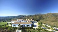 Vista exterior de Casa o xalet en venda en Benahavís amb Terrassa i Piscina