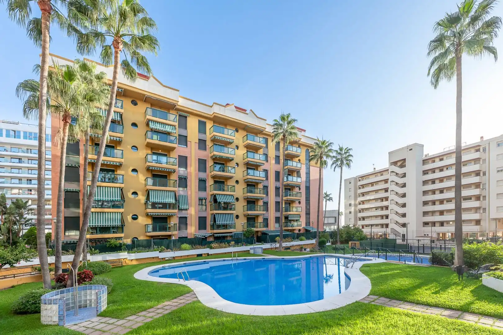 Vista exterior de Apartament en venda en Torremolinos amb Aire condicionat, Calefacció i Jardí privat