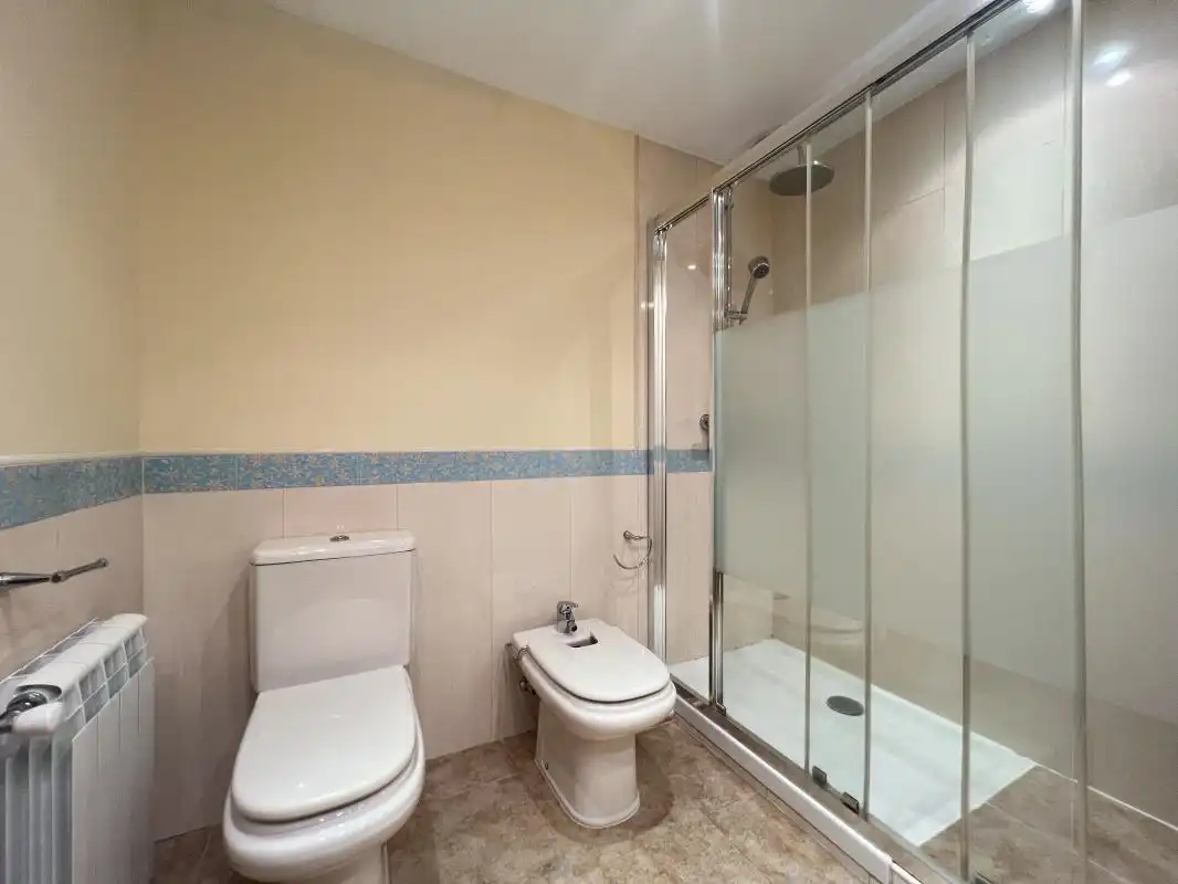 Bathroom of Flat for rent in Madrid  with Air Conditioner, Heating and Swimming Pool