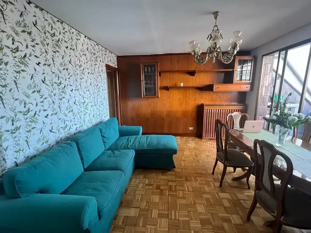 Sala d'estar de Àtic de lloguer en León Capital  amb Balcó