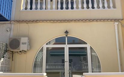 Vista exterior de Casa o xalet en venda en Torrevieja amb Aire condicionat, Jardí privat i Terrassa