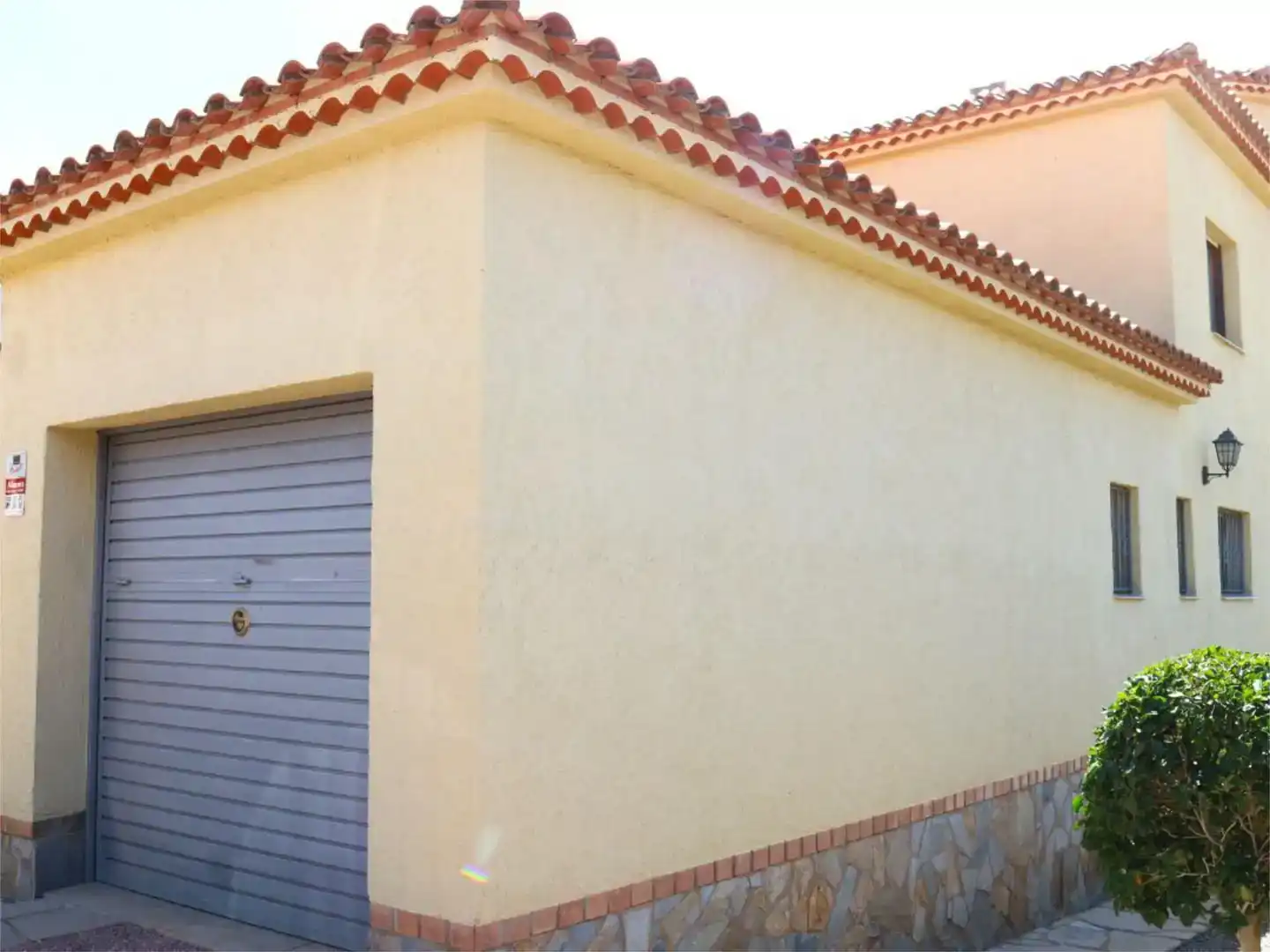 Vista exterior de Casa o xalet en venda en Mont-roig del Camp amb Aire condicionat, Piscina i Balcó