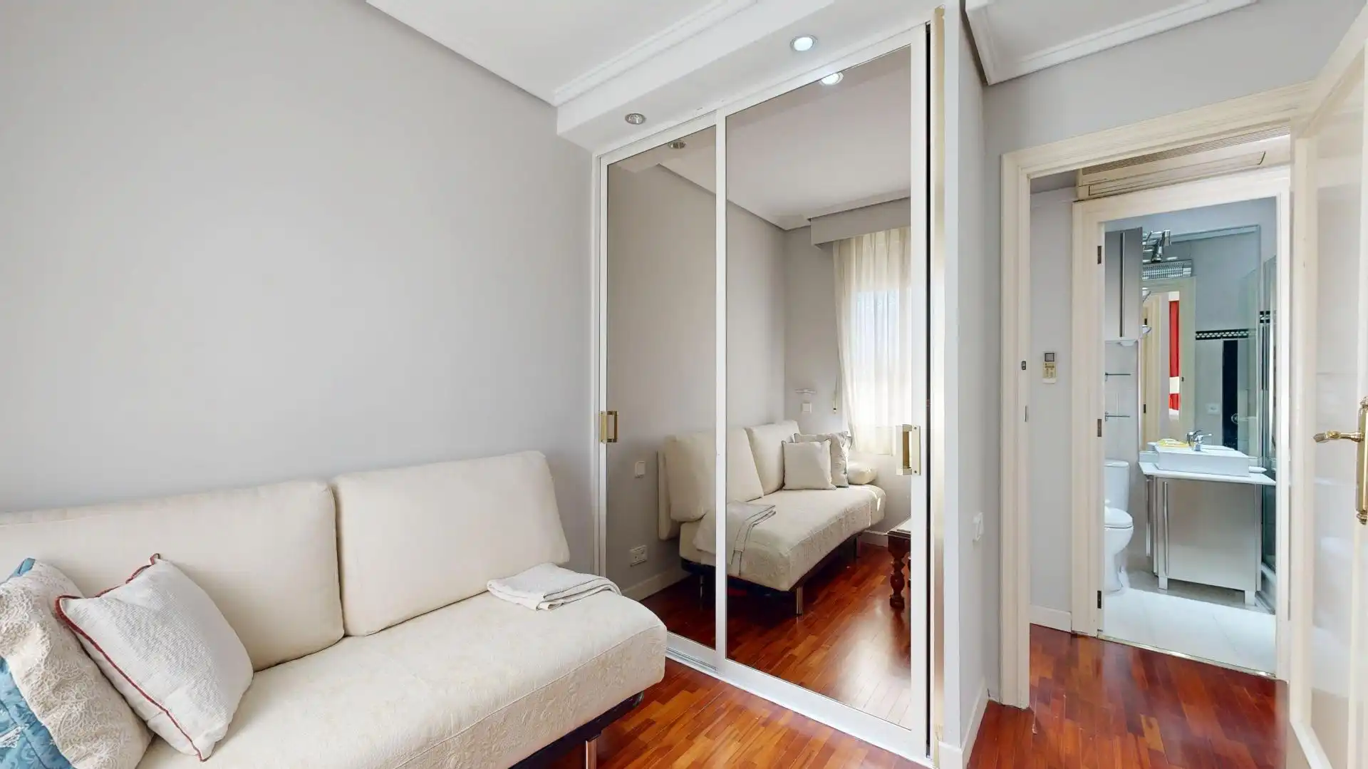 Schlafzimmer von Wohnung zum Verkauf in Valencia mit Klimaanlage, Parkett und Abstellraum