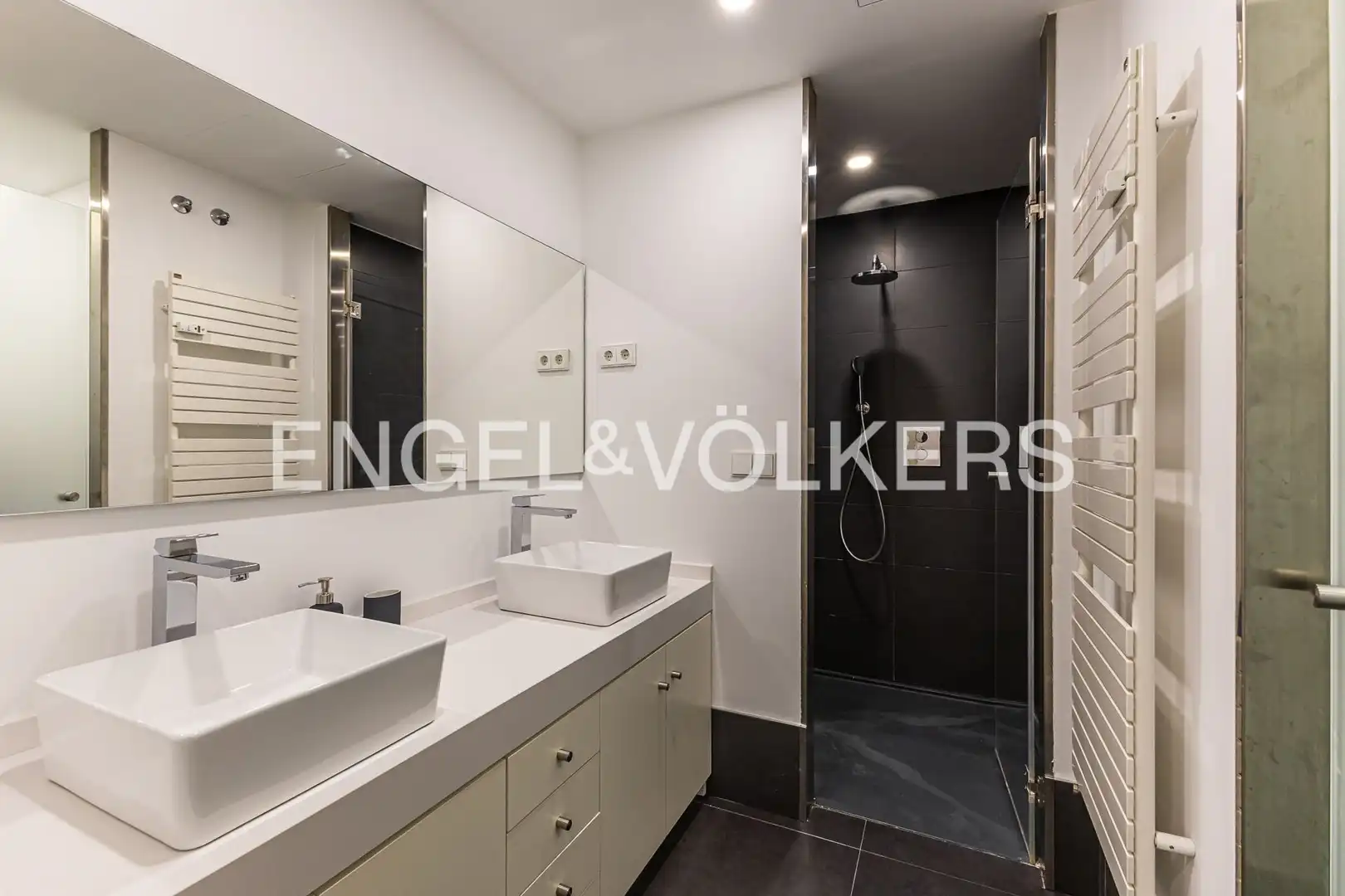 Badezimmer von Erdgeschoss zur Miete in Madrid mit Klimaanlage, Heizung und Parkett