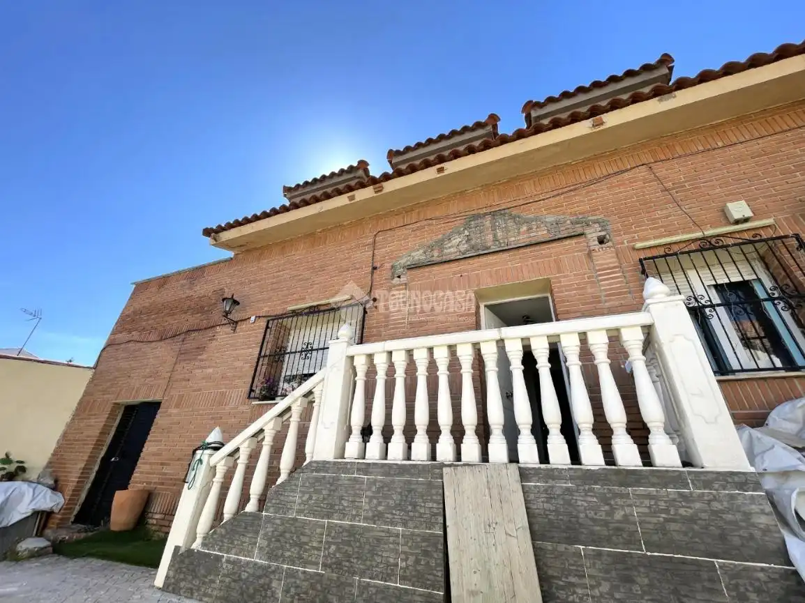 Vista exterior de Casa adosada en venta en Villalbilla con Jardín privado y Terraza
