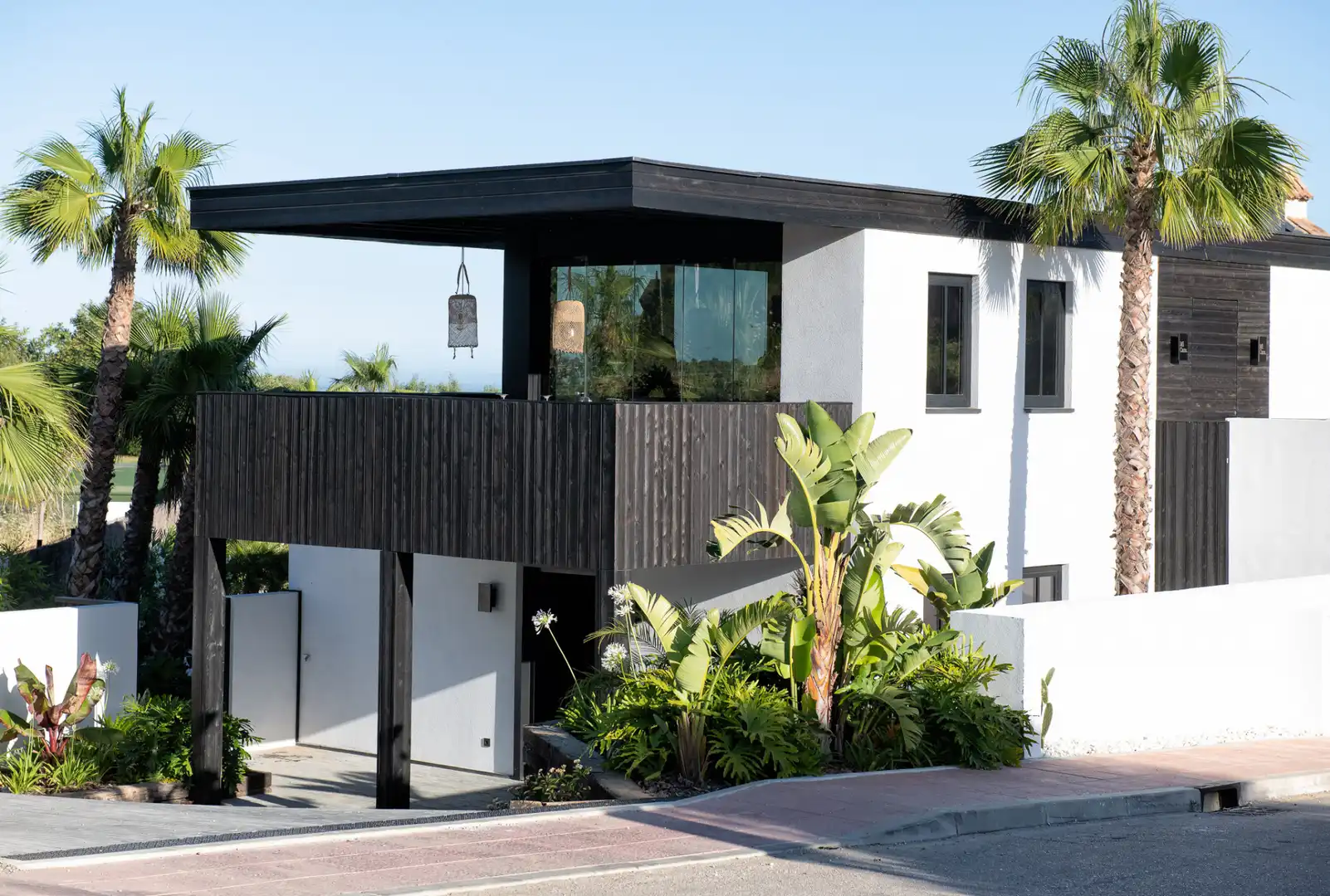 Vista exterior de Casa o xalet en venda en Estepona amb Aire condicionat, Calefacció i Jardí privat
