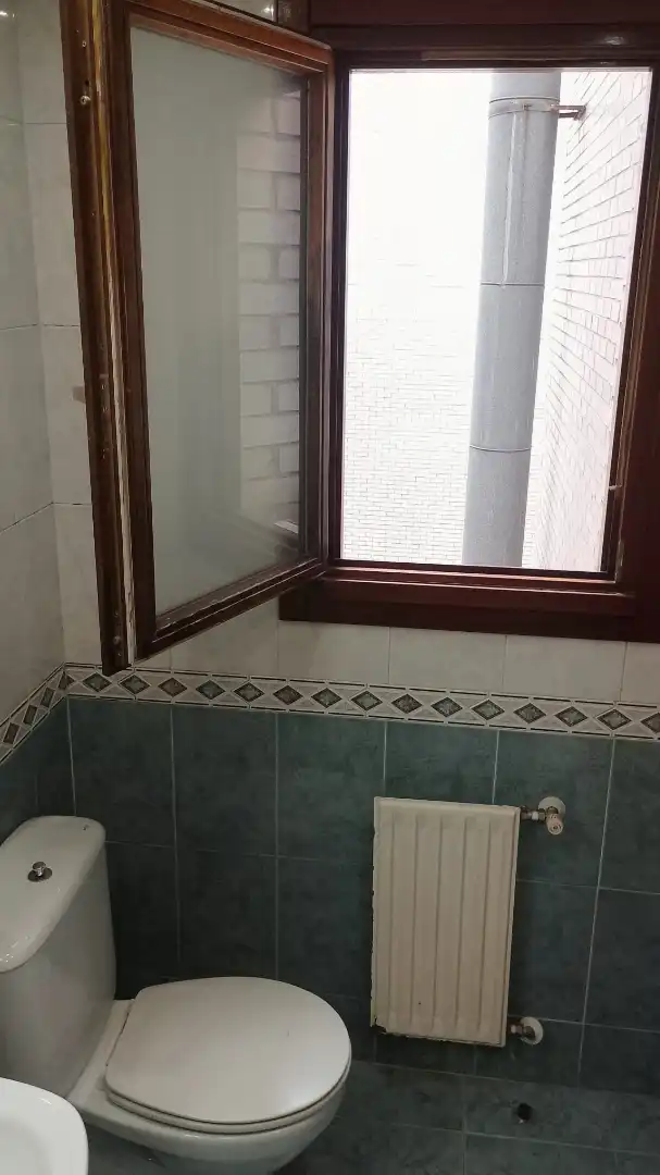 Baño de Apartamento de alquiler en Oviedo  con Calefacción, Parquet y Amueblado