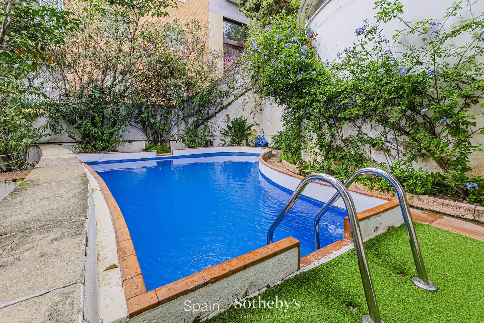 Piscina de Casa o xalet en venda en Barcelona amb Aire condicionat, Calefacció i Jardí privat
