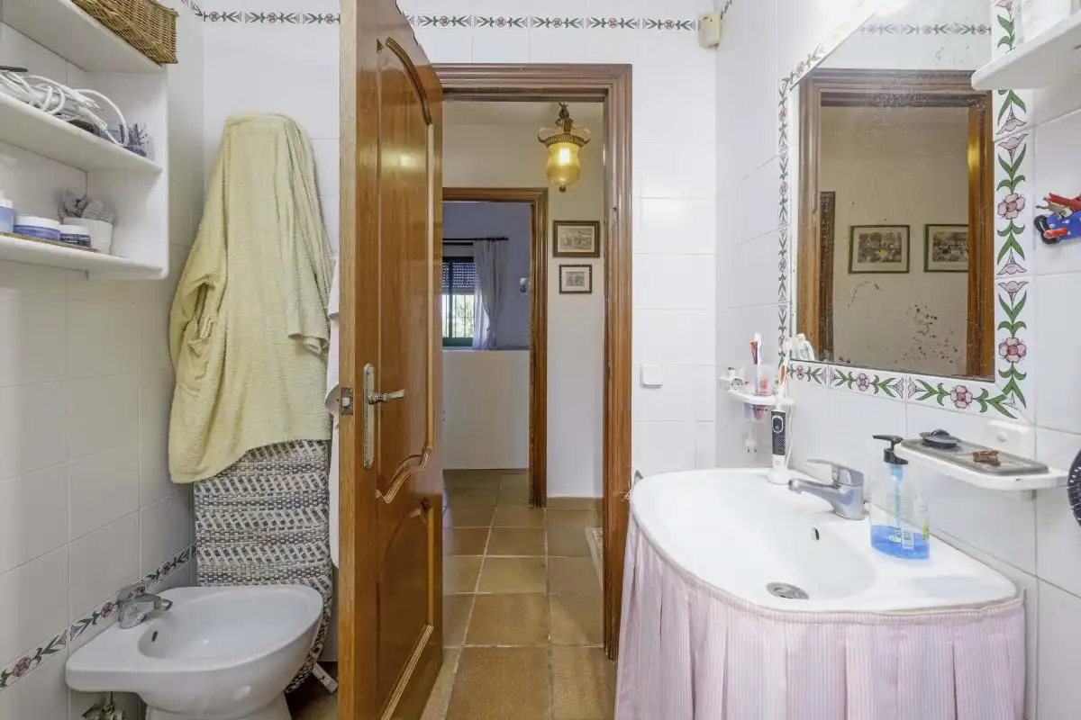 Bany de Casa o xalet en venda en Bollullos de la Mitación amb Aire condicionat, Calefacció i Jardí privat