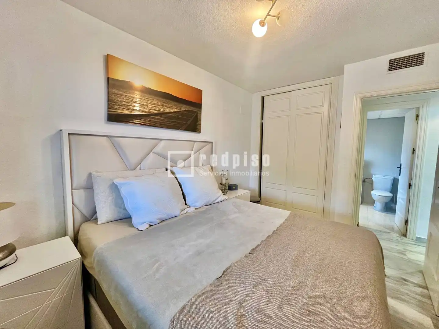 Schlafzimmer von Dachboden zum Verkauf in Benalmádena mit Klimaanlage, Heizung und Privatgarten