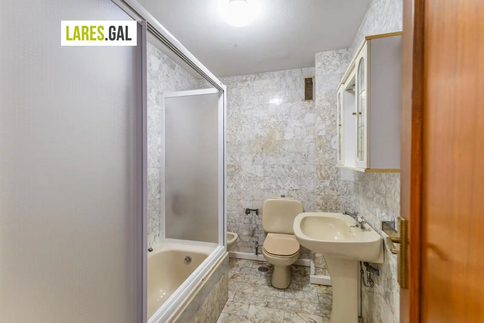 Baño de Piso en venta en Cangas  con Calefacción, Terraza y Trastero