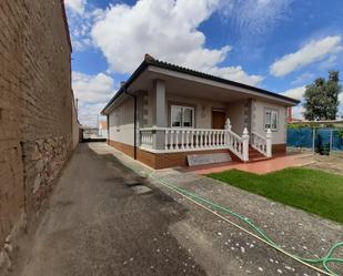 Vista exterior de Casa o xalet en venda en Villanueva de Campeán amb Terrassa