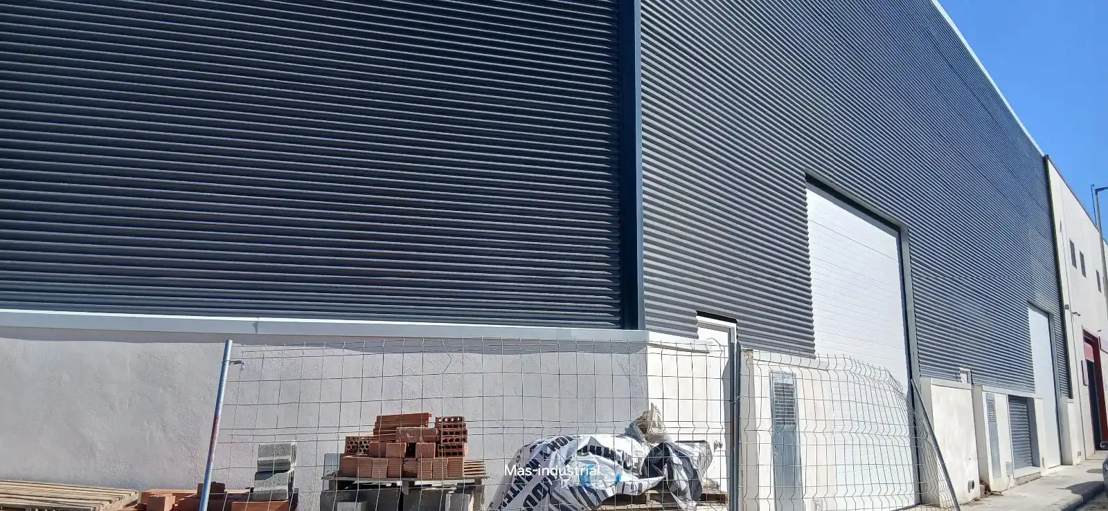 Außenansicht von Fabrikhallen zum Verkauf in Llíria