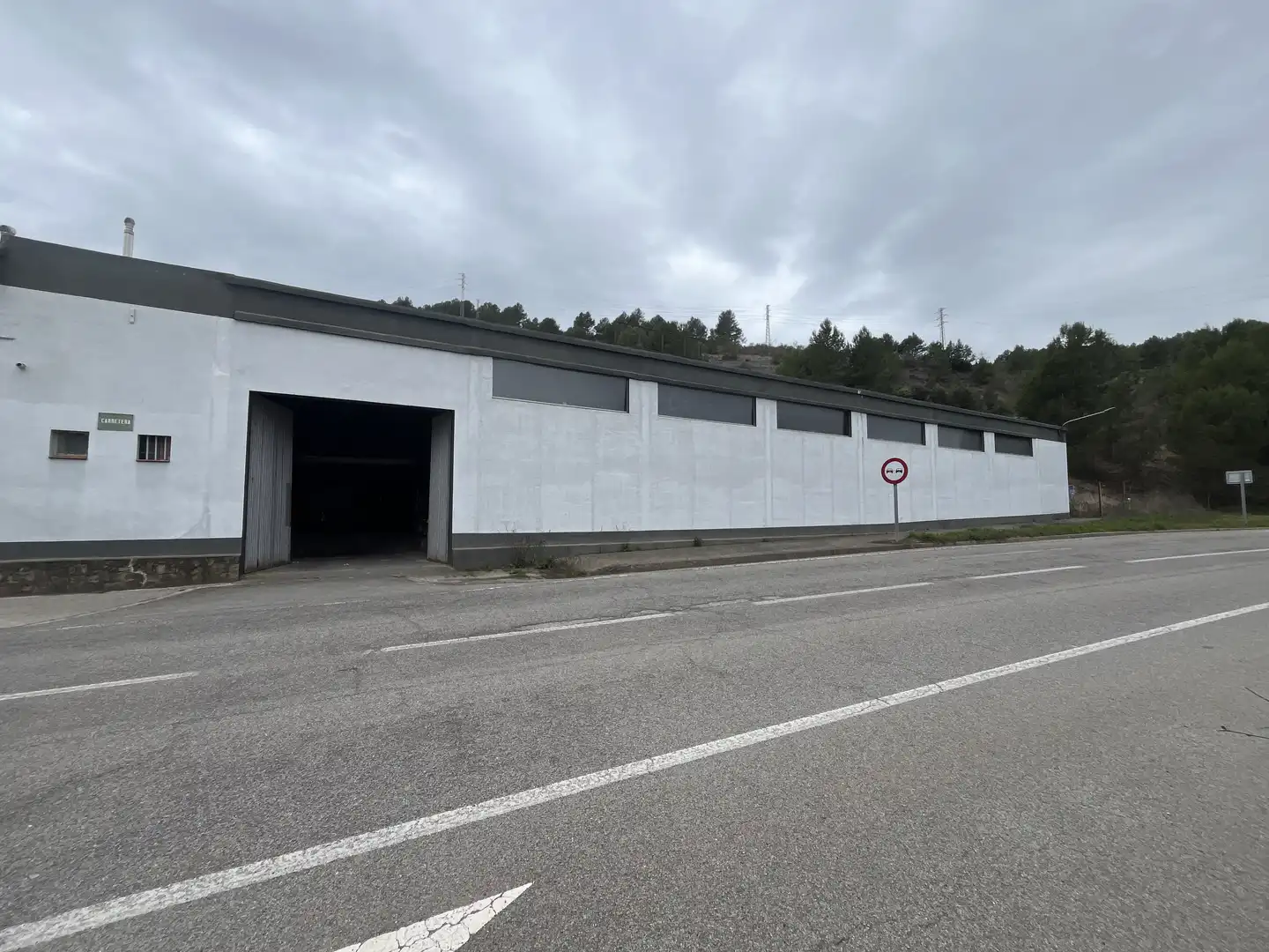 Außenansicht von Fabrikhallen zur Miete in Sallent