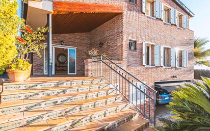 Vista exterior de Casa o xalet en venda en Sant Pol de Mar amb Aire condicionat, Jardí privat i Piscina