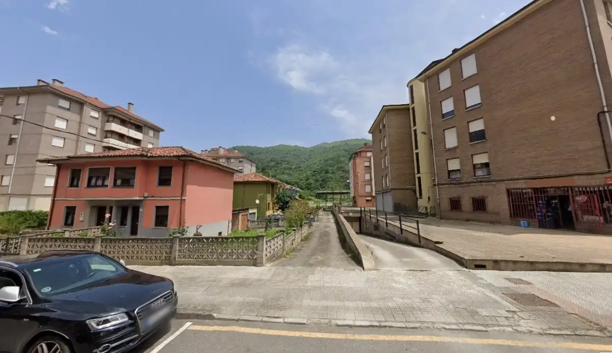 Vista exterior de Piso en venta en Lena con Parquet, Trastero y Lavadora