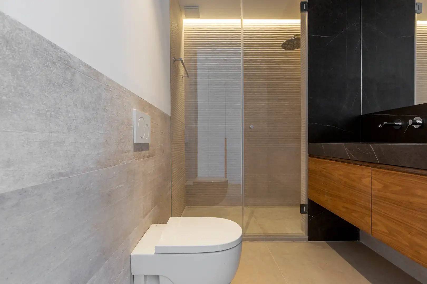 Bathroom of Attic for rent in Madrid  with Air Conditioner, Heating and Storage room