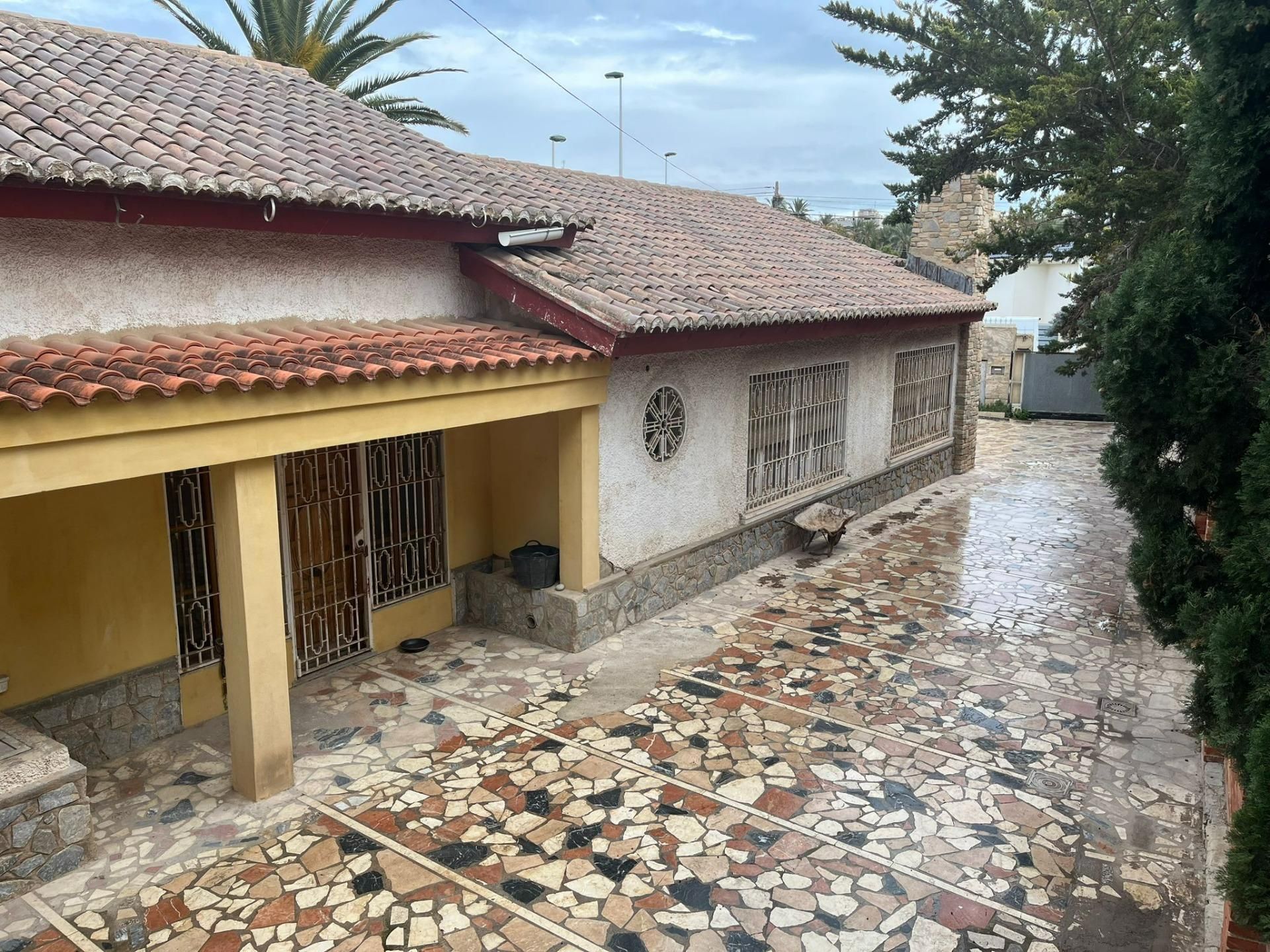 Vista exterior de Casa o xalet en venda en Elche / Elx amb Jardí privat i Terrassa