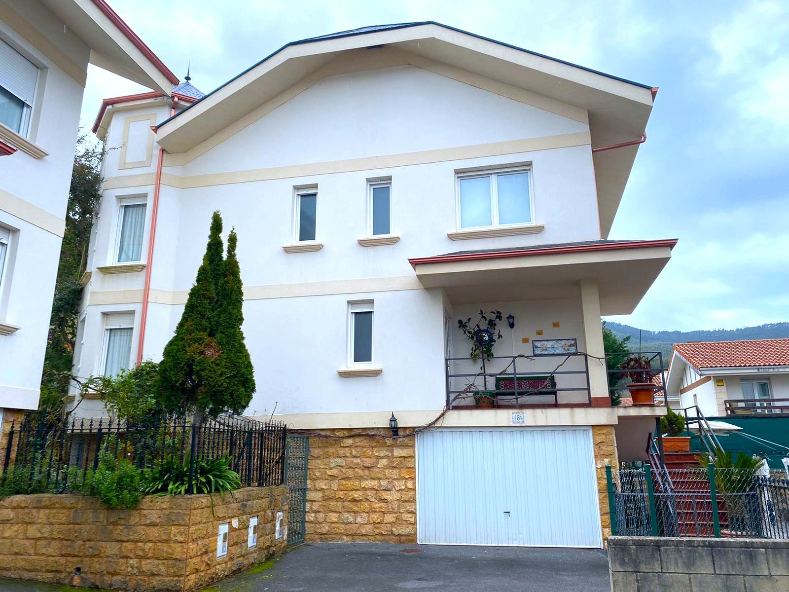 Vista exterior de Casa o xalet en venda en Castro-Urdiales amb Calefacció, Jardí privat i Parquet