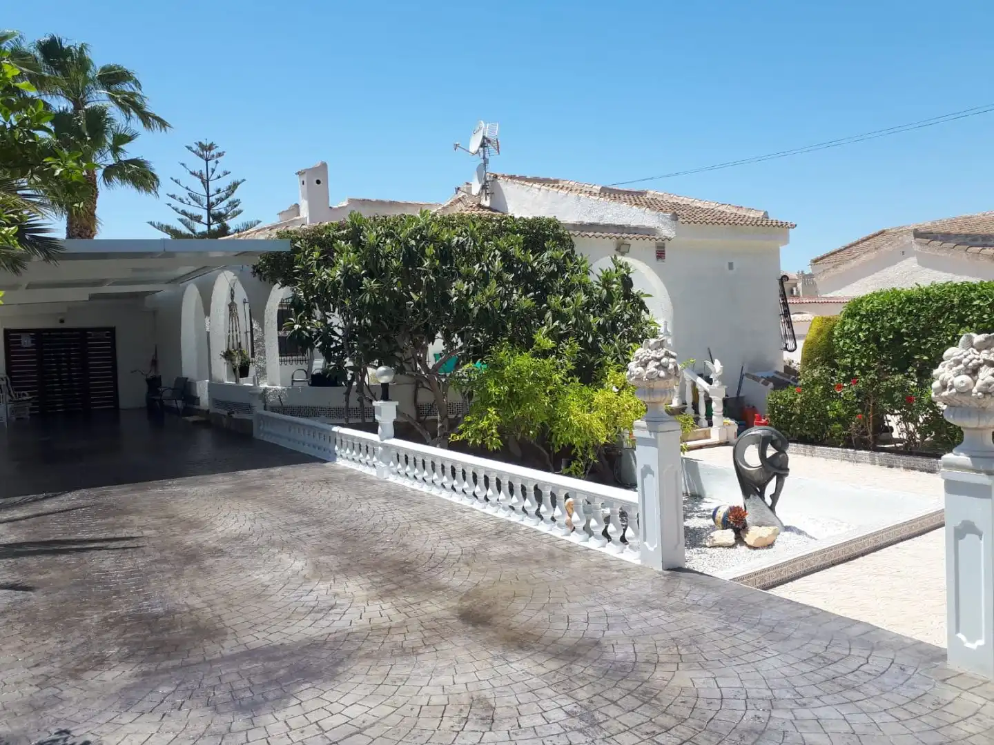 Detached house with pool for sale in Avenida jaca 13