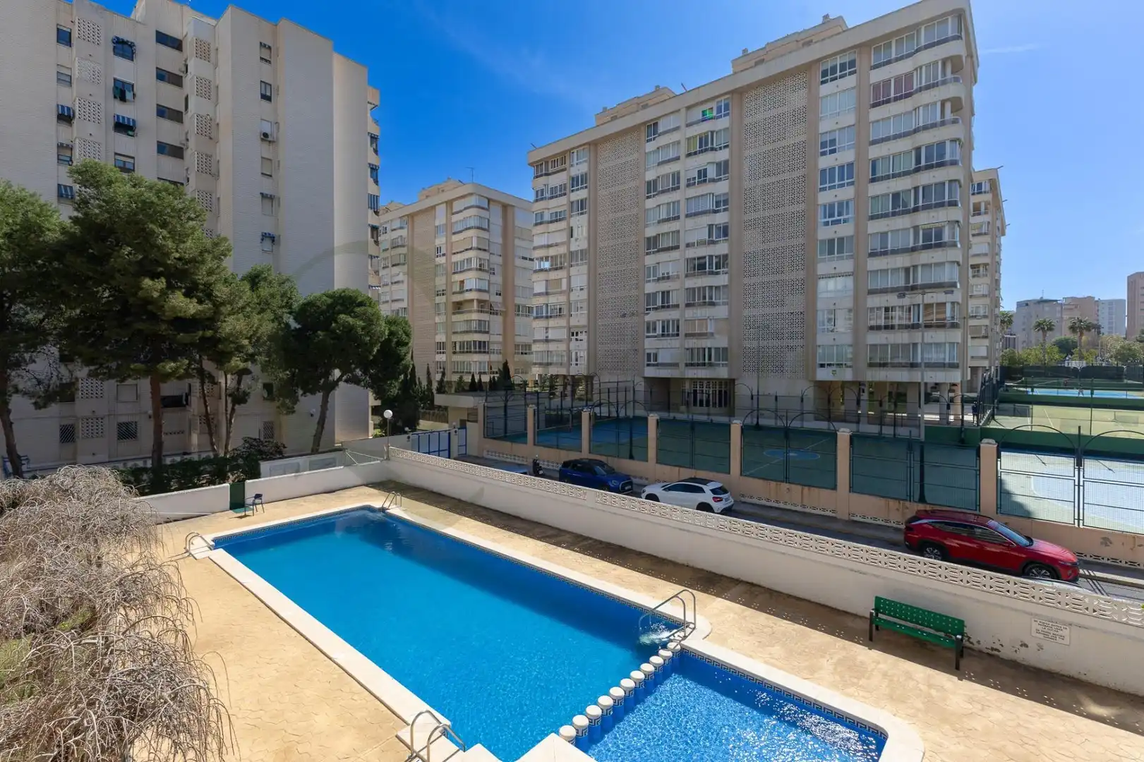 Schwimmbecken von Wohnung zum Verkauf in Alicante / Alacant mit Klimaanlage, Heizung und Privatgarten