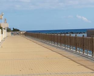 Vista exterior de Pis de lloguer en La Manga del Mar Menor amb Aire condicionat, Piscina i Balcó