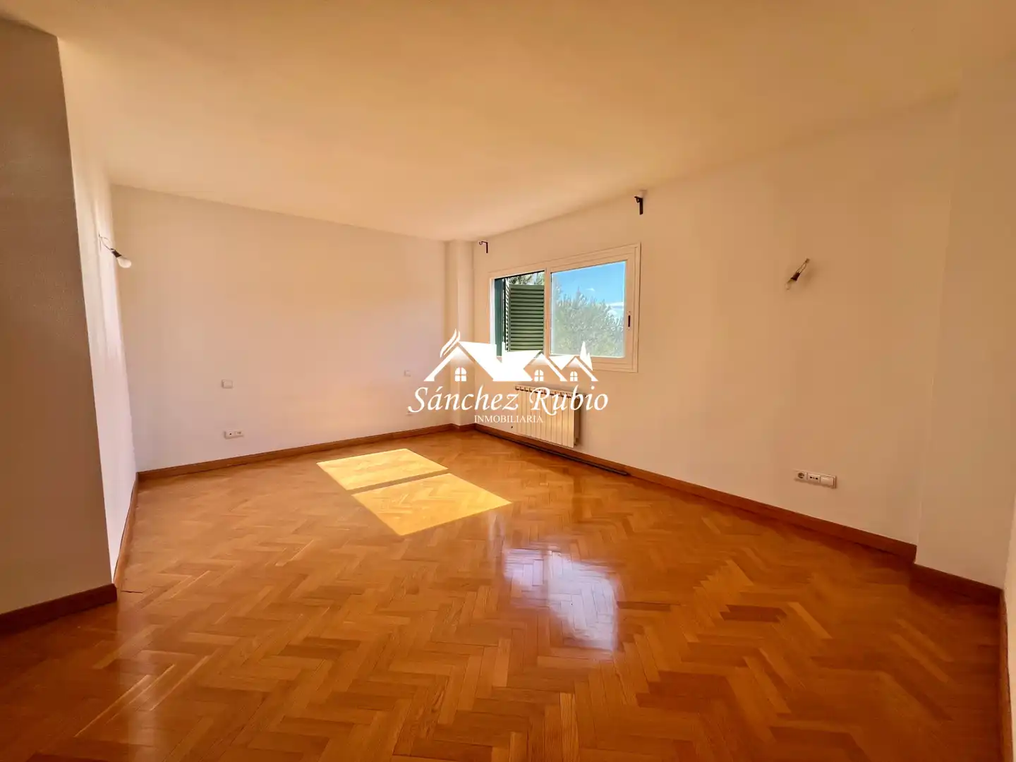 Sala d'estar de Casa adosada en venda en Galapagar amb Calefacció, Jardí privat i Parquet