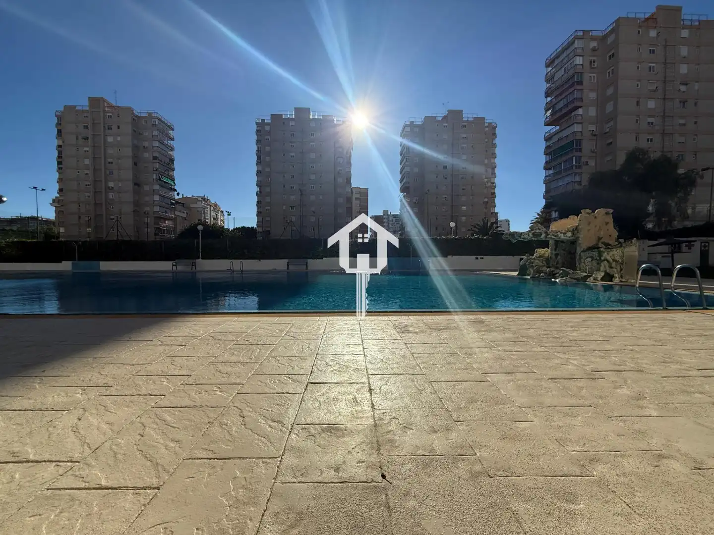 Piscina de Pis en venda en Alicante / Alacant amb Terrassa, Moblat i Piscina comunitària