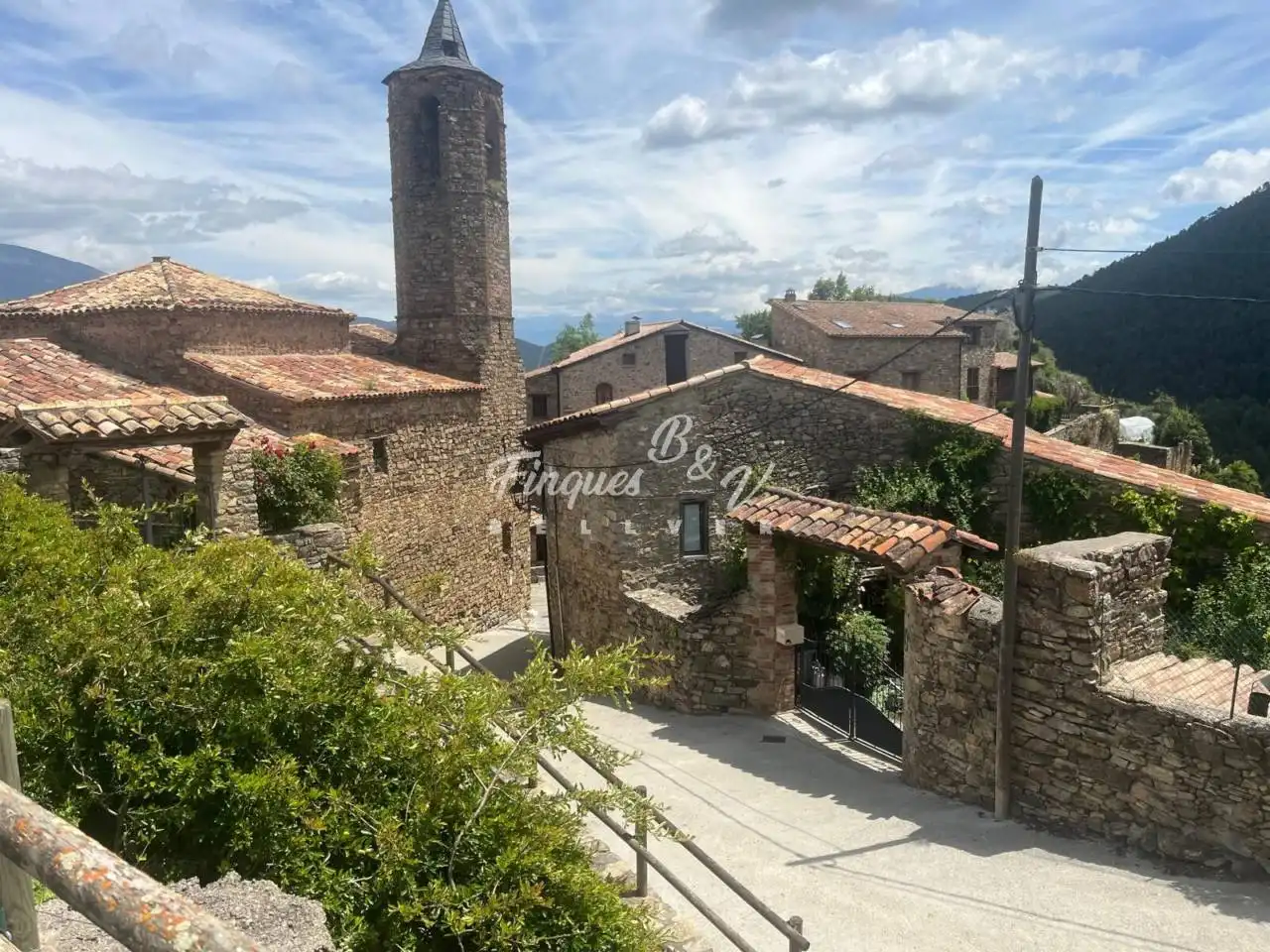 Vista exterior de Casa o xalet en venda en El Pont de Bar amb Calefacció, Jardí privat i Parquet