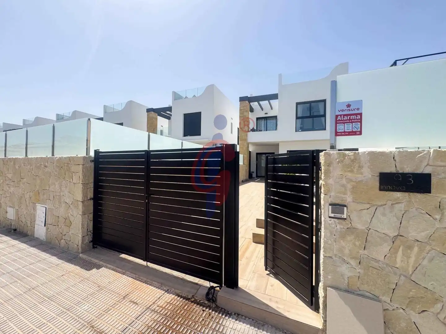 Vista exterior de Casa o xalet en venda en Orihuela amb Aire condicionat, Terrassa i Piscina