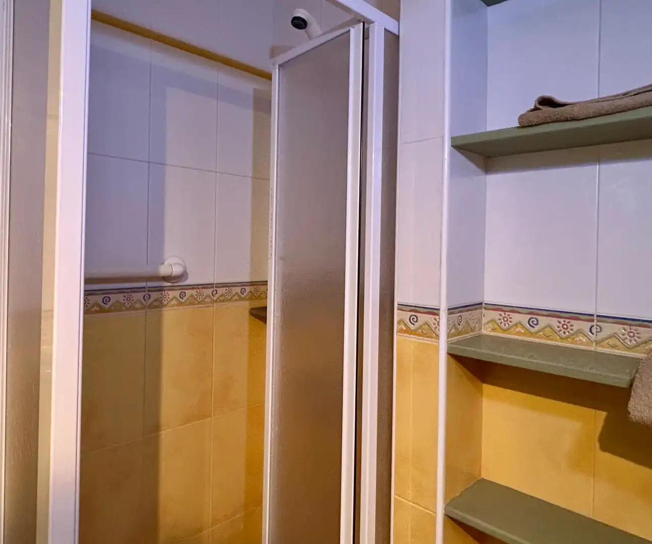 Badezimmer von Wohnungen zur Miete in Santa Brígida mit Möbliert, Ofen und Balkon