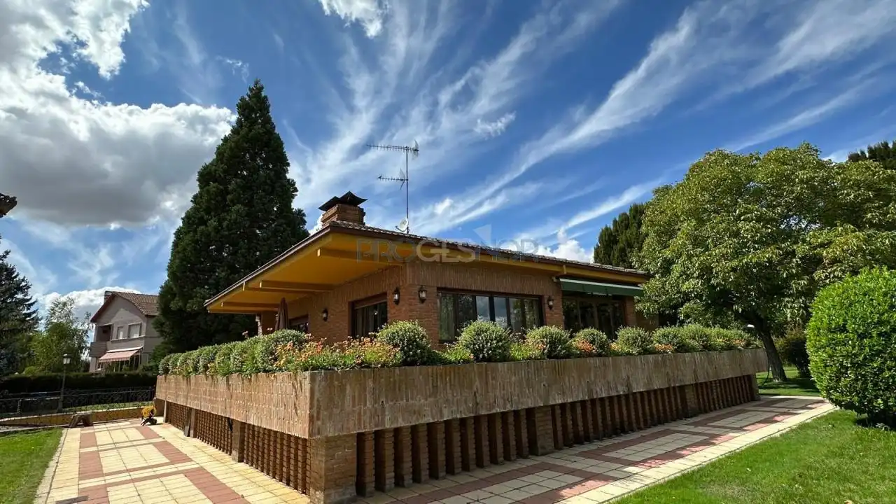 Jardí de Casa o xalet en venda en Mansilla de las Mulas amb Calefacció, Jardí privat i Piscina