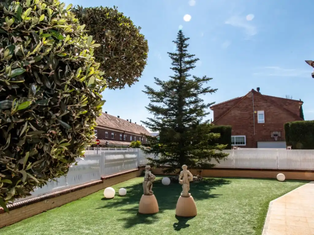 Jardí de Casa adosada en venda en Cuarte de Huerva amb Aire condicionat, Jardí privat i Piscina