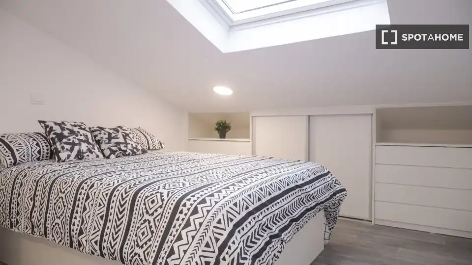 Schlafzimmer von Wohnung zur Miete in Madrid mit Klimaanlage, Heizung und Möbliert